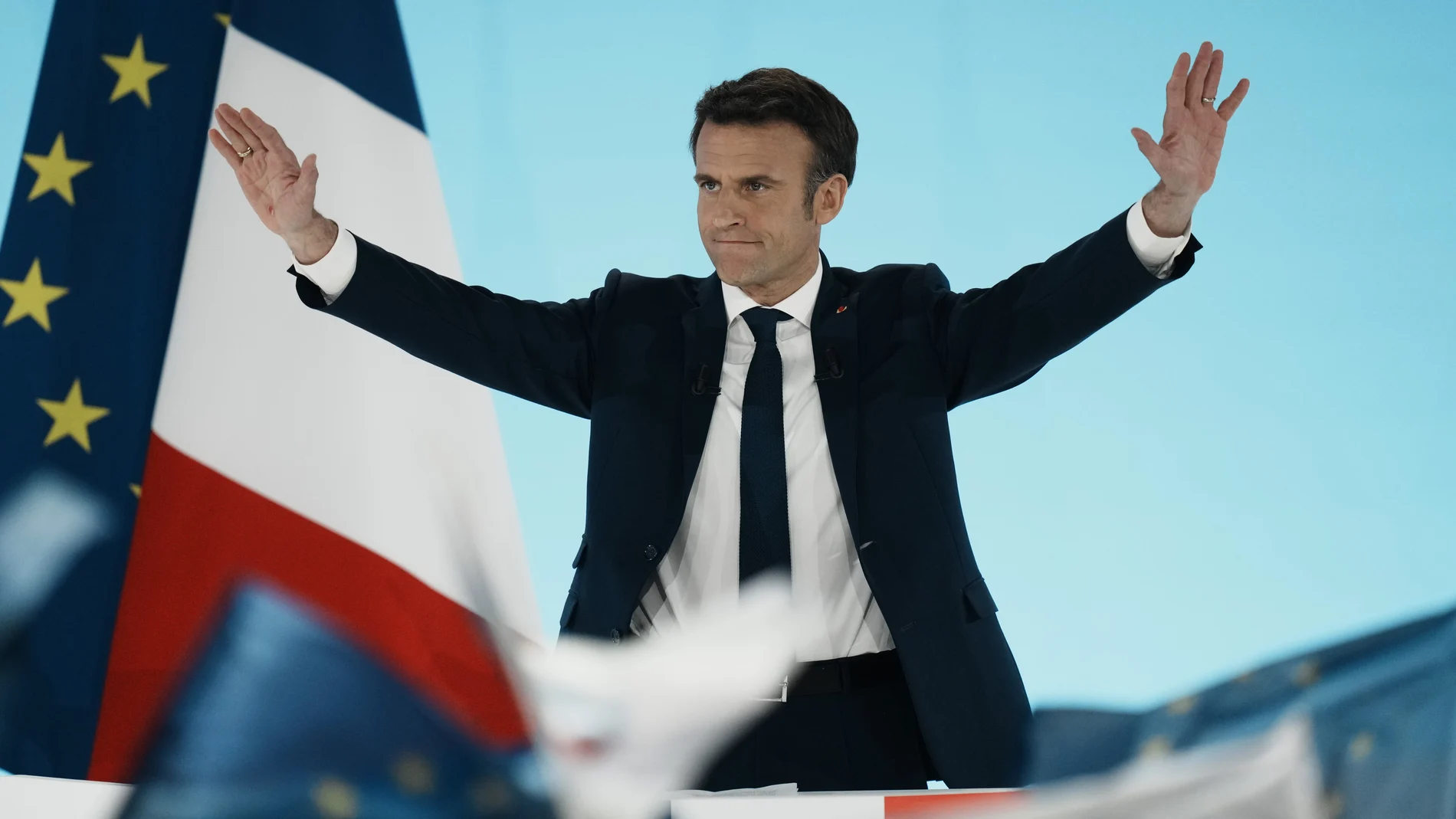 El presidente francés, Emmanuel Macron, celebra con sus simpatizante la victoria en la primera vuelta de las presidenciales