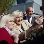 Marine Le Pen, candidata de Reagrupación Nacional (RN) se hace selfies con una votante en la jornada electoral