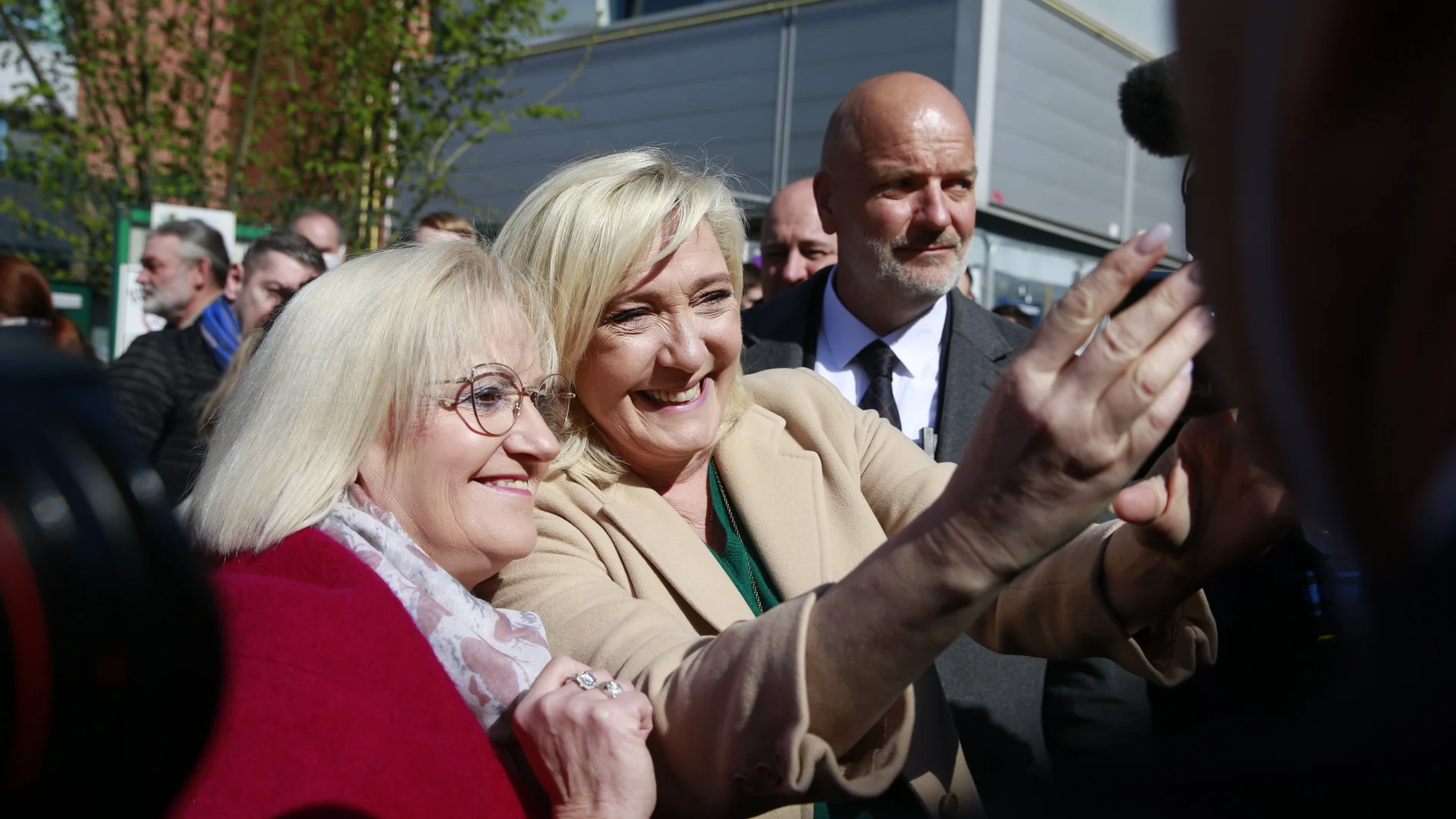 Marine Le Pen, candidata de Reagrupación Nacional (RN) se hace selfies con una votante en la jornada electoral