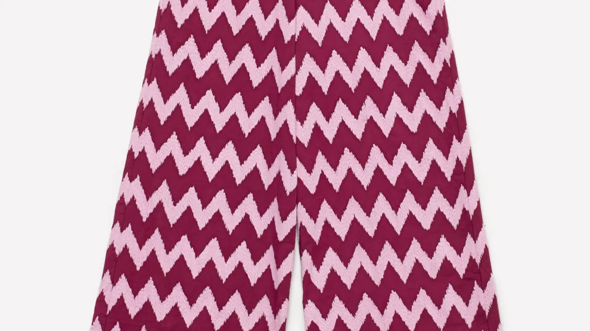 Pantalón rosa y burdeos abotonado, completamente bordado con dibujos en zigzag, de Michonet