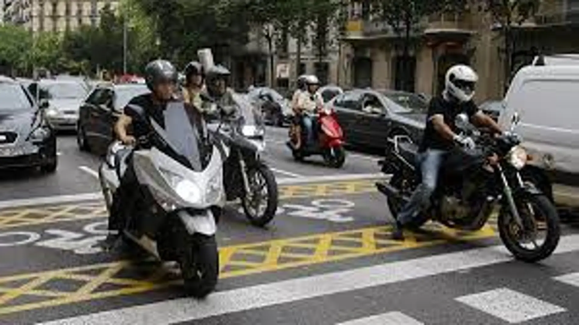 Mototicletas en una calle de Barcelona