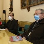 Eel obispo de Palencia, Don Manuel Herrero y el coordinador de actividades del VII Centenario, Fernando Méndez, informan de la exposición