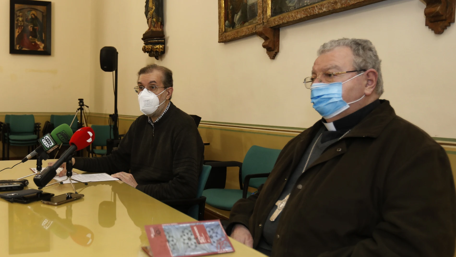 Eel obispo de Palencia, Don Manuel Herrero y el coordinador de actividades del VII Centenario, Fernando Méndez, informan de la exposición