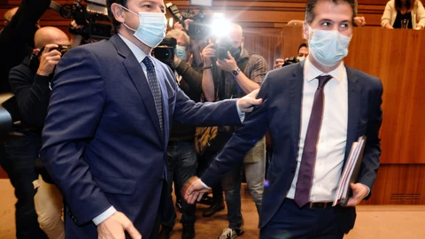 Luis Tudanca saluda a Fernández Mañueco, tras ser reelegido presidente de la Junta de Castilla y León