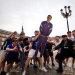 Aficionados del Chelsea, ayer, en la Plaza Mayor del Madrid, con una figura de su entrenador