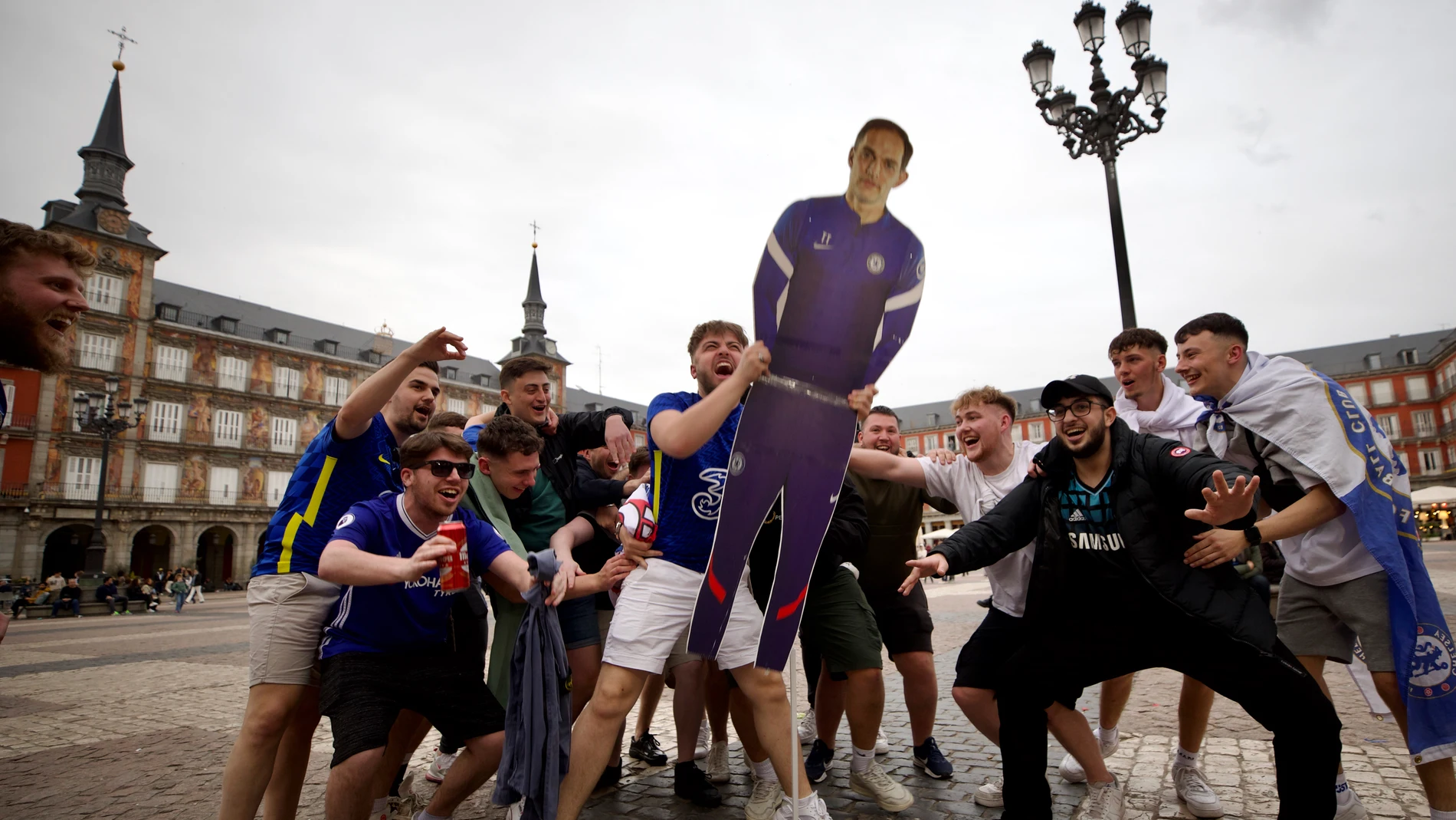 Aficionados del Chelsea, ayer, en la Plaza Mayor del Madrid, con una figura de su entrenador