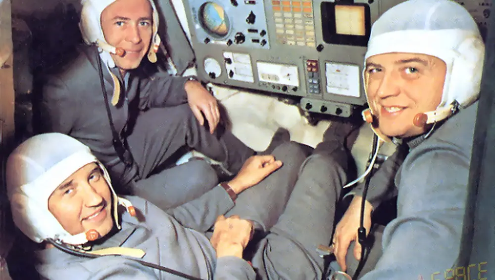 Georgi Dobrovolski, VIadislav Volkov y Victor Pasayev en el interior de la Soyuz 11, sin trajes espaciales.