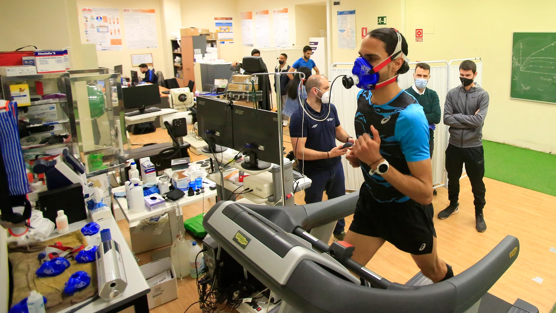Mohamed Katir realiza una prueba de esfuerzo en el Centro de Investigación en Alto Rendimiento Deportivo de la Universidad Católica de Murcia UCAM 04/04/2022