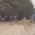 Un grupo de soldados ucranianos a punto de recibir un disparo de un tanque ruso