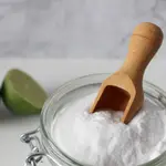 Tarro con bicarbonato de sodio en una cocina
