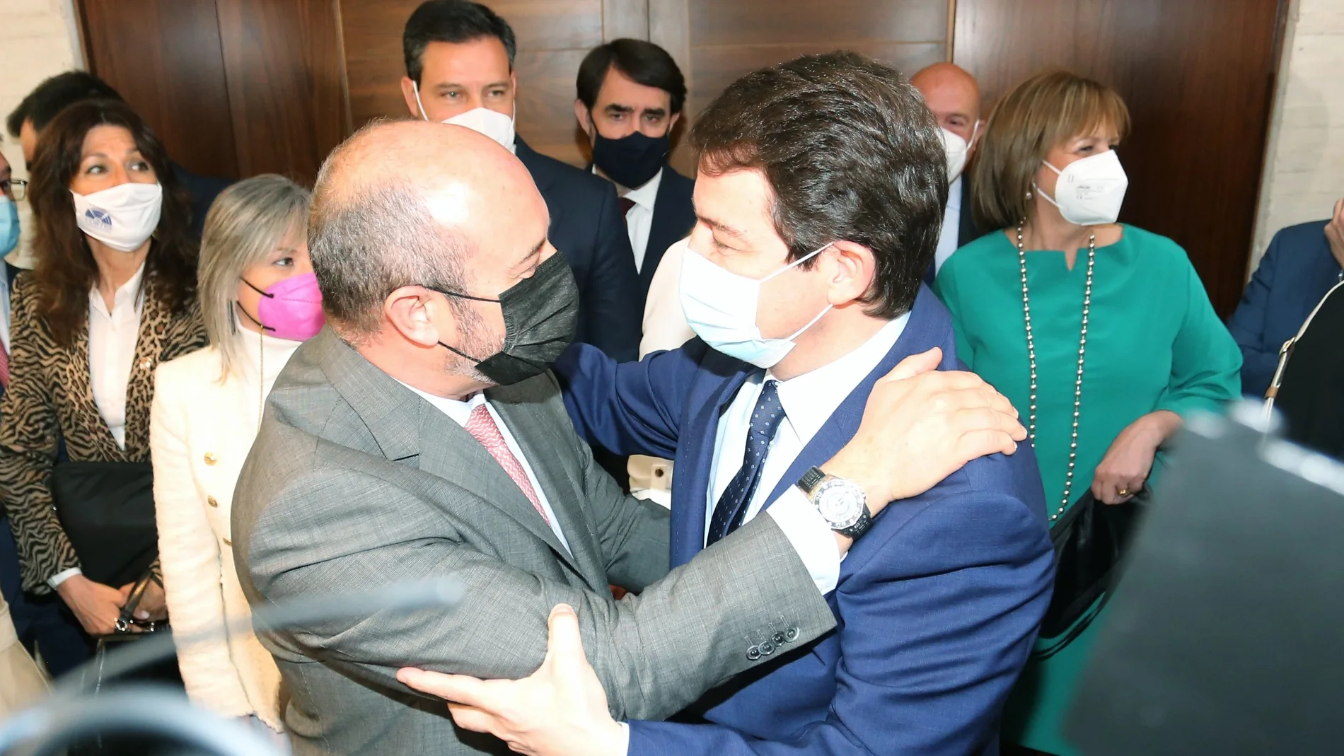 Pedro Rollán saluda a Fernández Mañueco tras presentar su programa en el debate de investidura