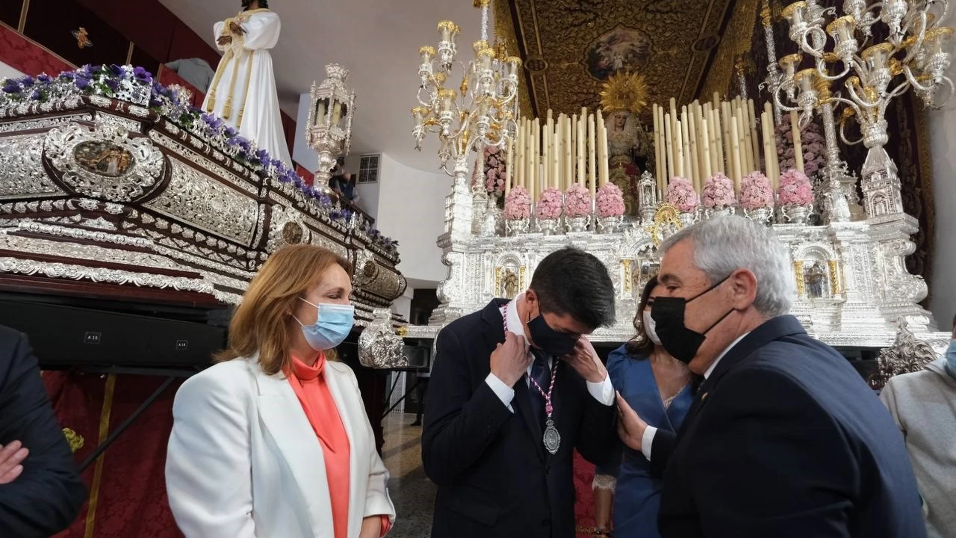 Juan Marín recibe la medalla del Cautivo de Málaga