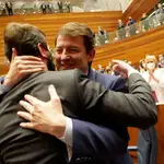 Alfonso Fernández Mañueco y Juan García-Gallardo se abrazan tras la investidura