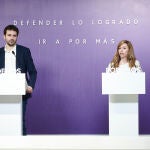 El portavoz de Podemos, Javier Sánchez Serna, y de la secretaria de Acción Institucional, María Teresa Pérez, durante la rueda de prensa ofrecida este lunes en Madrid