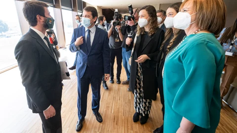 Fernández Mañueco conversa con García-Gallardo en presencia de la mujer e hijas del presidente en los pasillos de las Cortes