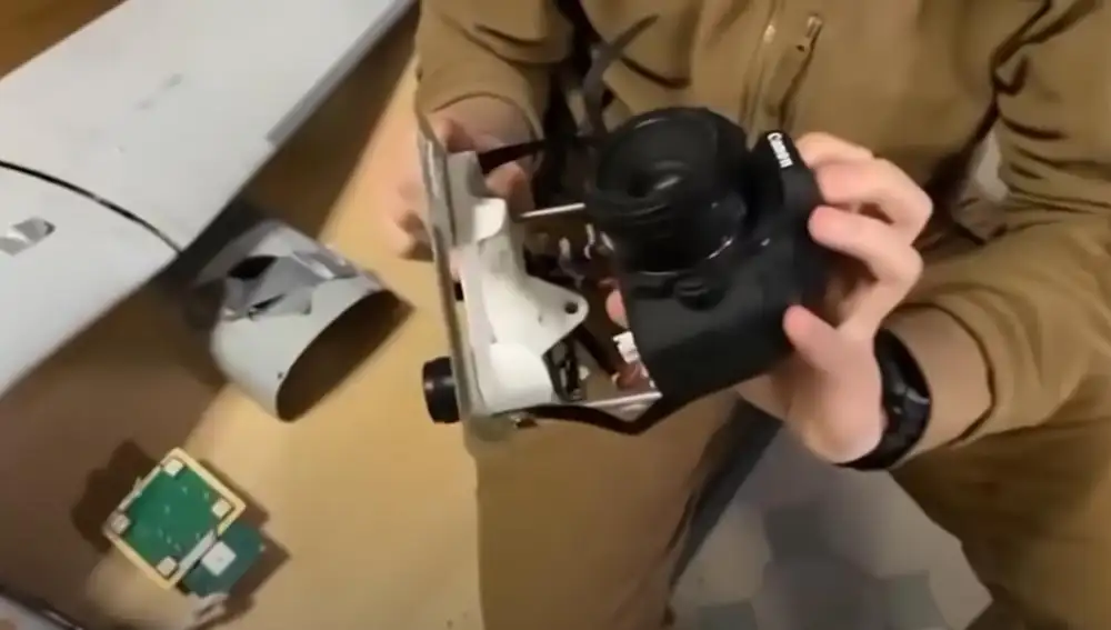 La cámara está sujeta a la placa con velcro.