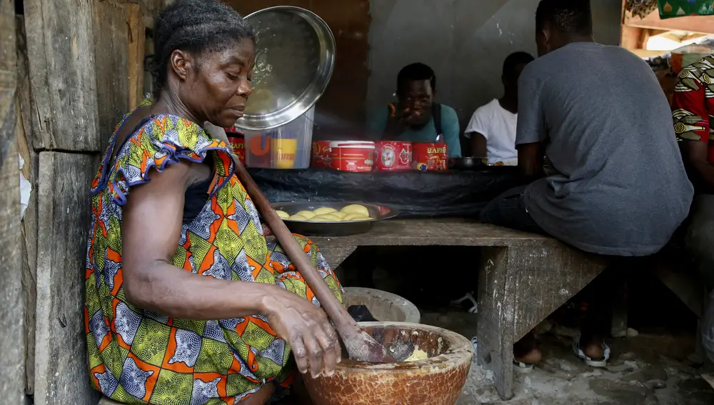 En la fotografía, una mujer de Costa de Marfil cocina una receta tradicional | Fuente: EFE/EPA/LEGNAN KOULA