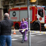 Una de las vecinas afectadas por el incendio provocado por la explosión de un bar en la calle València, a 12 de abril de 2022, en Barcelona, Cataluña (España). Una explosión de un bar en la calle València ha provocado el incendio de ocho edificios cercanos. Además, son cuatro las personas que se encuentran ingresadas, entre ellas la dueña del bar, quien se encuentra en estado grave hospitalizada en Vall d'Hebron bajo custodia policial. 12 ABRIL 2022; David Zorrakino / Europa Press 12/04/2022