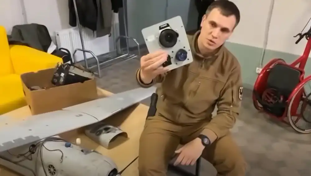 Un soldado del ejército ucraniano desmantela la cámara del Orlan-10.