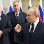 Dmitry Rogozin, junto al presidente de Rusia, Vladimir Putin, y el líder de Bielorrusia, Alexander Lukashenko