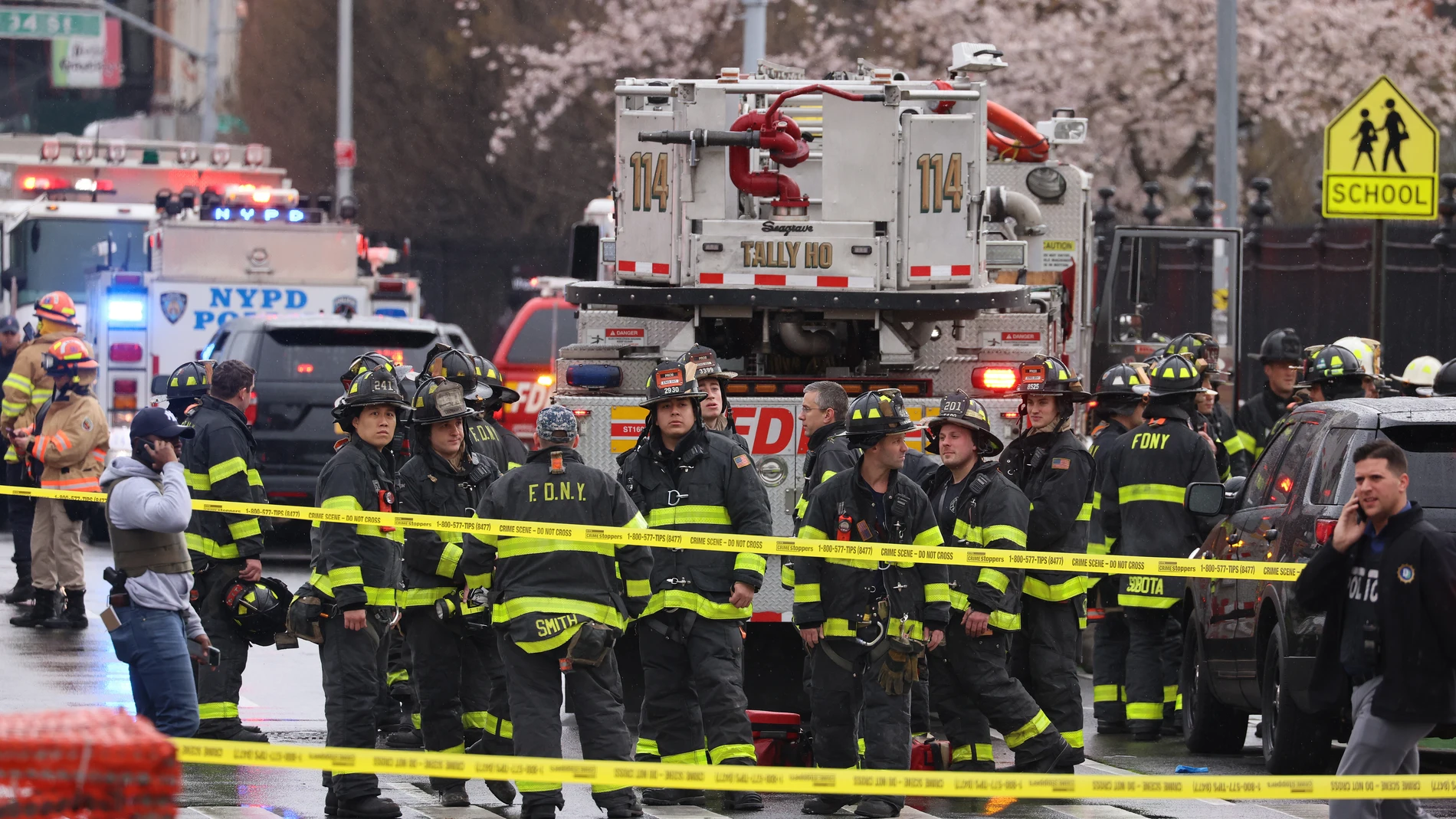 Miembros del departamento de bomberos de Nueva York en el lugar del tiroteo.