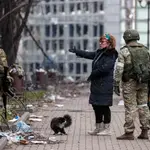 Soldados rusos hablan con una vecina de Mariupol