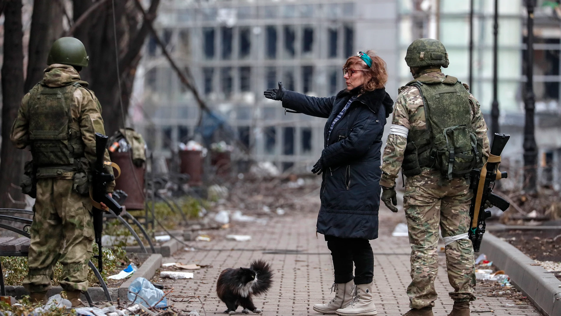 Soldados rusos hablan con una vecina de Mariupol