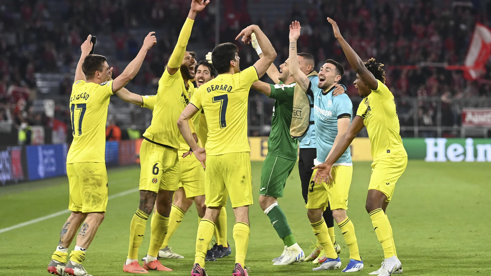 Los jugadores del Villarreal celebran su triunfo