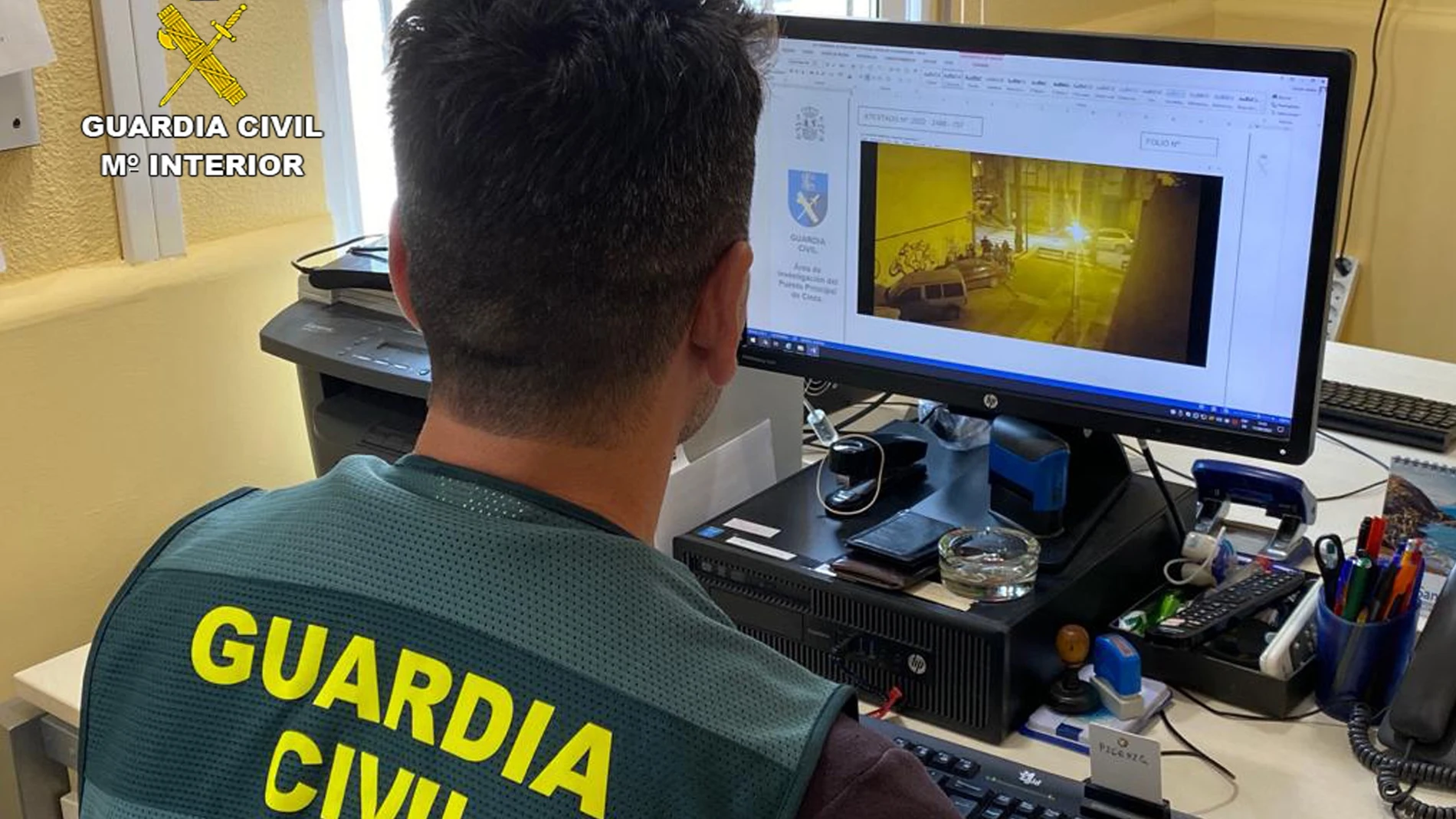 Un agente de la Guardia Civil trabaja en el caso