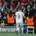Karim Benzema celebra un gol del Real Madrid en el Bernabéu contra el Chelsea
