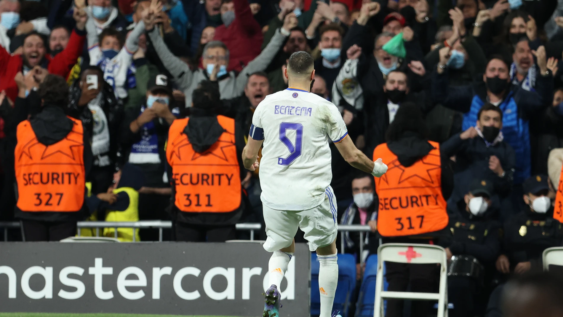 Karim Benzema celebra un gol del Real Madrid en el Bernabéu contra el Chelsea