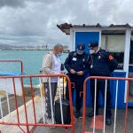 Un pasajero enseña la documentación a la policía marroquí a su llegada al puerto de Tánger (Marruecos) en el primer barco procedente de Tarifa
