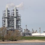 Instalaciones de la planta de DOW Chemical en el río Elba, en el puerto de Stade, en el norte de Alemania