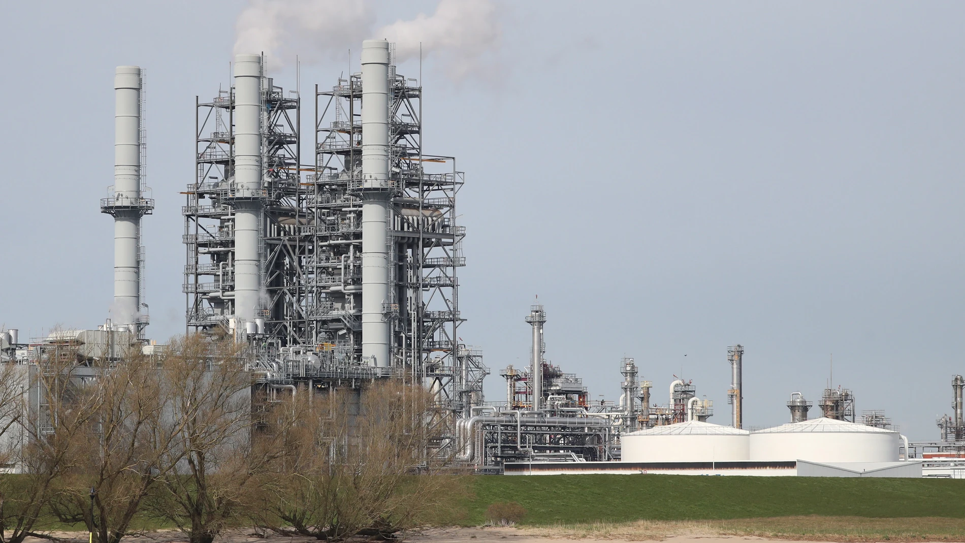 Instalaciones de la planta de DOW Chemical en el río Elba, en el puerto de Stade, en el norte de Alemania