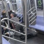 El sospechoso de cometer en solitario el tiroteo de este martes en el metro de Nueva York, que aún sigue en paradero desconocido, había grabado numerosos vídeos en un canal de YouTube