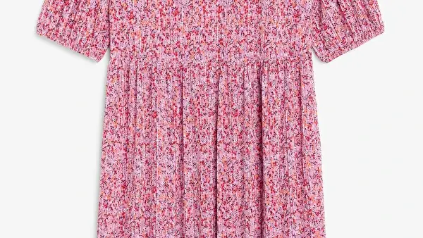 Vestido midi plisado con estampado de flores, de Monki