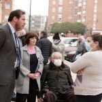 El alcalde de Valladolid, Óscar Puente, conversa con vecinos tras su visita a las obras de mejora en las calles Amor de Dios, Nuestra Señora y Quebrada