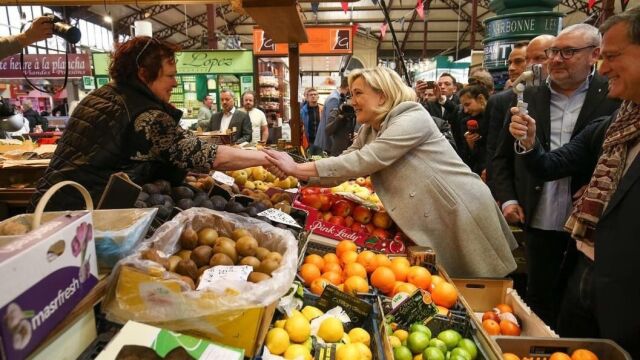 Le Pen en un mercado durante la campaña