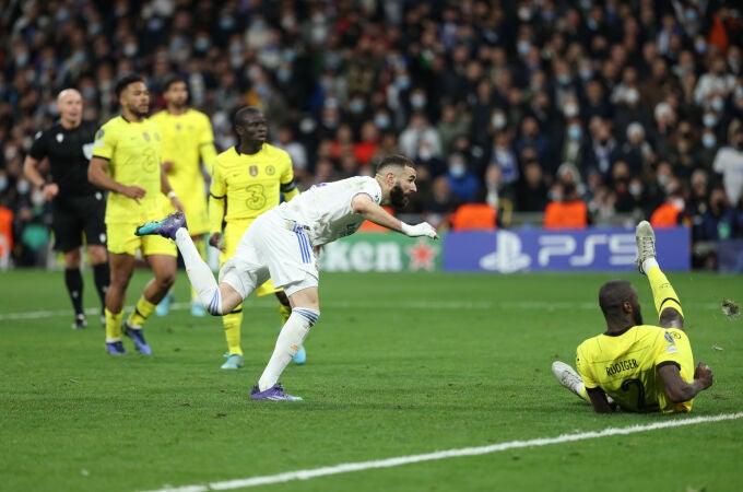 Karim Benzema cabecea el gol que dio al Real Madrid el pase a las semifinales de la Champions