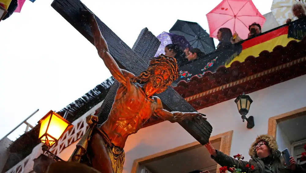 La intensa lluvia no impidió que la Procesión de la Santa Cruz de Alicante saliera entre las angostas calles del centro histórico de la ciudad el Miércoles Santo