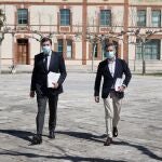 El portavoz de la Junta en funciones, Carlos Fernández Carriedo, se dirige a la rueda de prensa posterior al Consejo de Gobierno en compañía del director de Comunicación, Julio López Revuelta