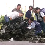 Agentes examinan el coche-bomba utilizado en el atentado en Santa Pola en 2002, una de las investigaciones reabiertas por la Audiencia