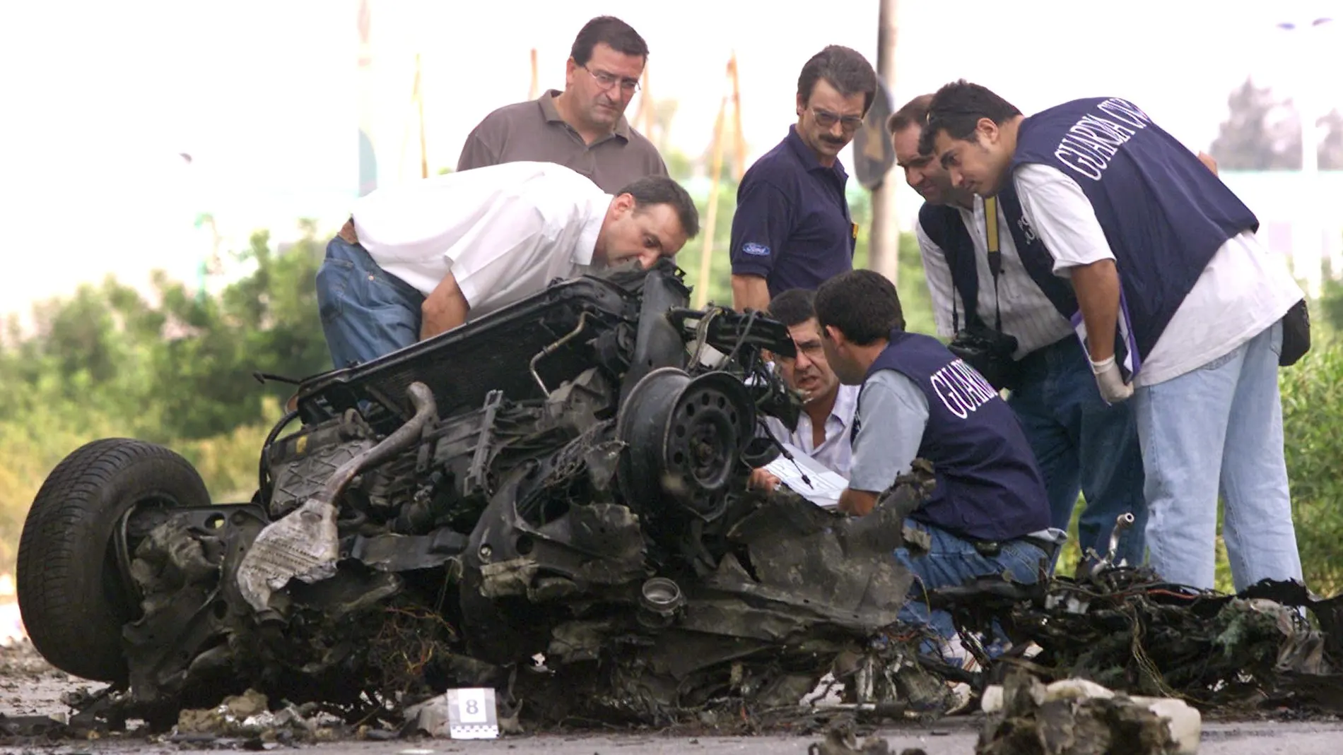 Agentes examinan el coche-bomba utilizado en el atentado en Santa Pola en 2002, una de las investigaciones reabiertas por la Audiencia