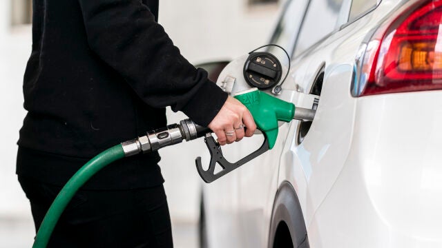 Una persona echa gasolina a su vehículo, el día en que arranca la segunda fase de la operación salida de Semana Santa 2022