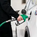 Una persona echa gasolina a su vehículo, el día en que arranca la segunda fase de la operación salida de Semana Santa 2022