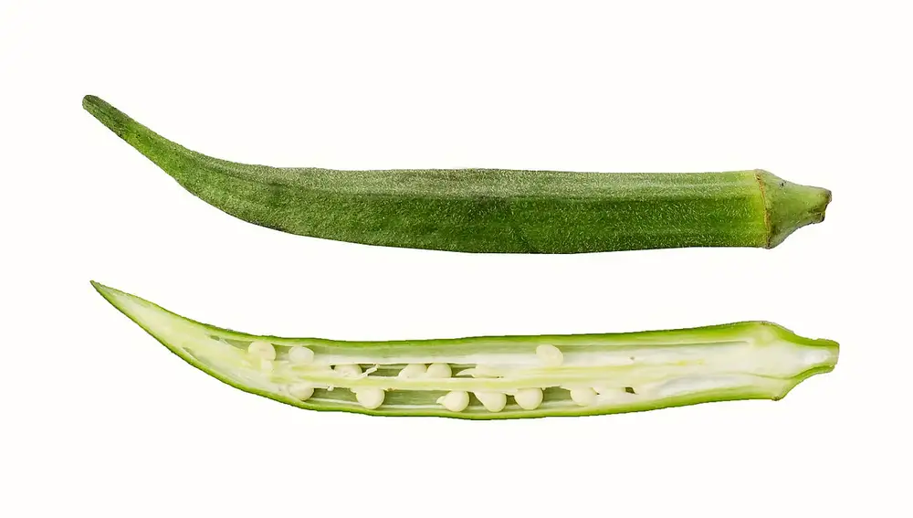 Imagen que muestra el interior de la okra al cortarse por la mitad | Fuente: wikimedia.org / Prathyush Thomas