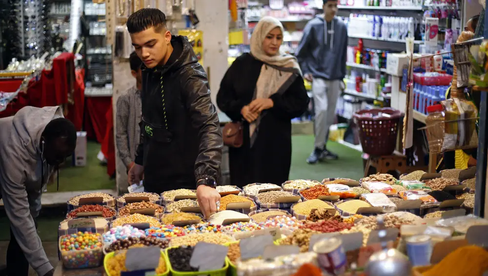 Libios realizan sus compras durante el mes de Ramadán, en Trípoli.