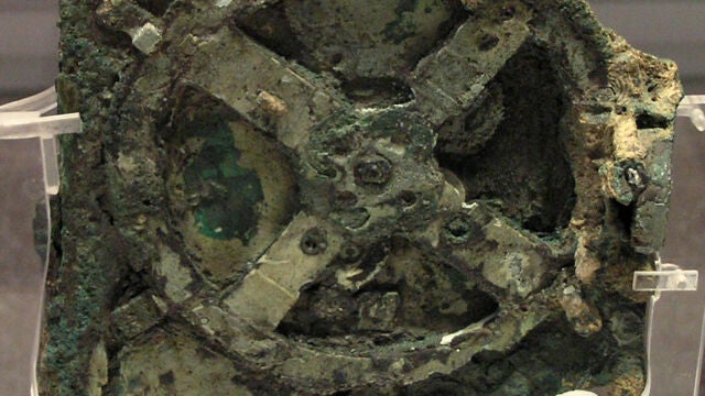 Fotografía del Mecanismo de Anticitera en el Museo Arqueológico Nacional de Atenas (Grecia) | Fuente: Museo Arqueológico Nacional de Atenas