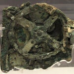 Fotografía del Mecanismo de Anticitera en el Museo Arqueológico Nacional de Atenas (Grecia) | Fuente: Museo Arqueológico Nacional de Atenas
