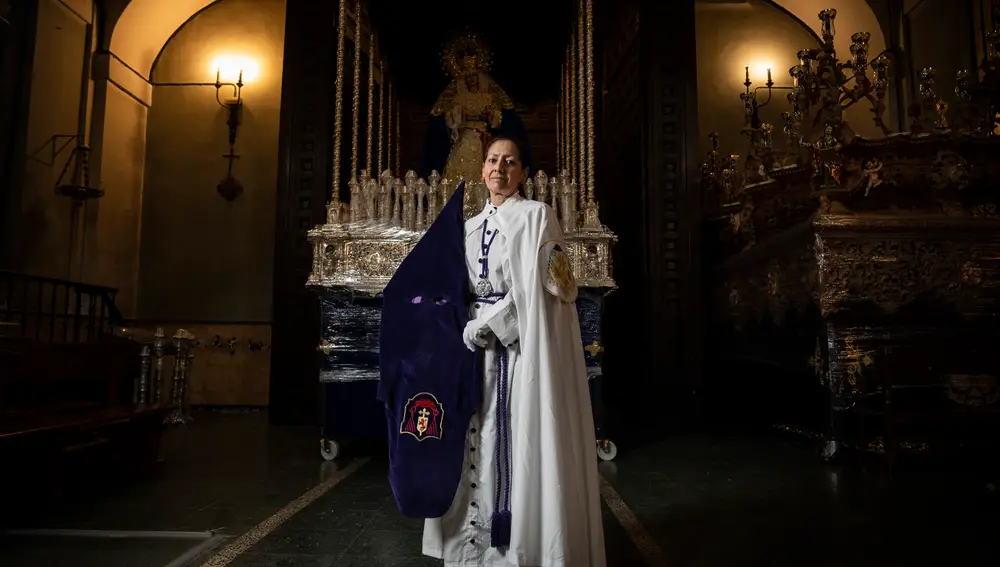 Lola con el traje de nazareno caracteristico de esta hermandad en la Parroquia del Carmen
